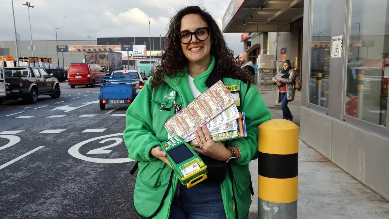 Iria Anllo, vendedora de la Once que repartió un premio de 20.000 euros. XESÚS PONTE