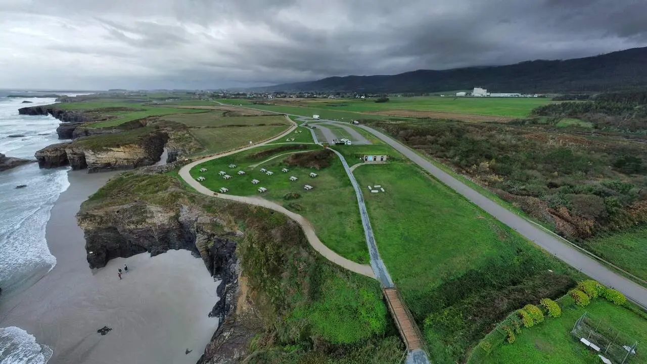 vistas aereas de la zona de jardines y aparacamiento publico en la playa de as catedrais en Ribadeo