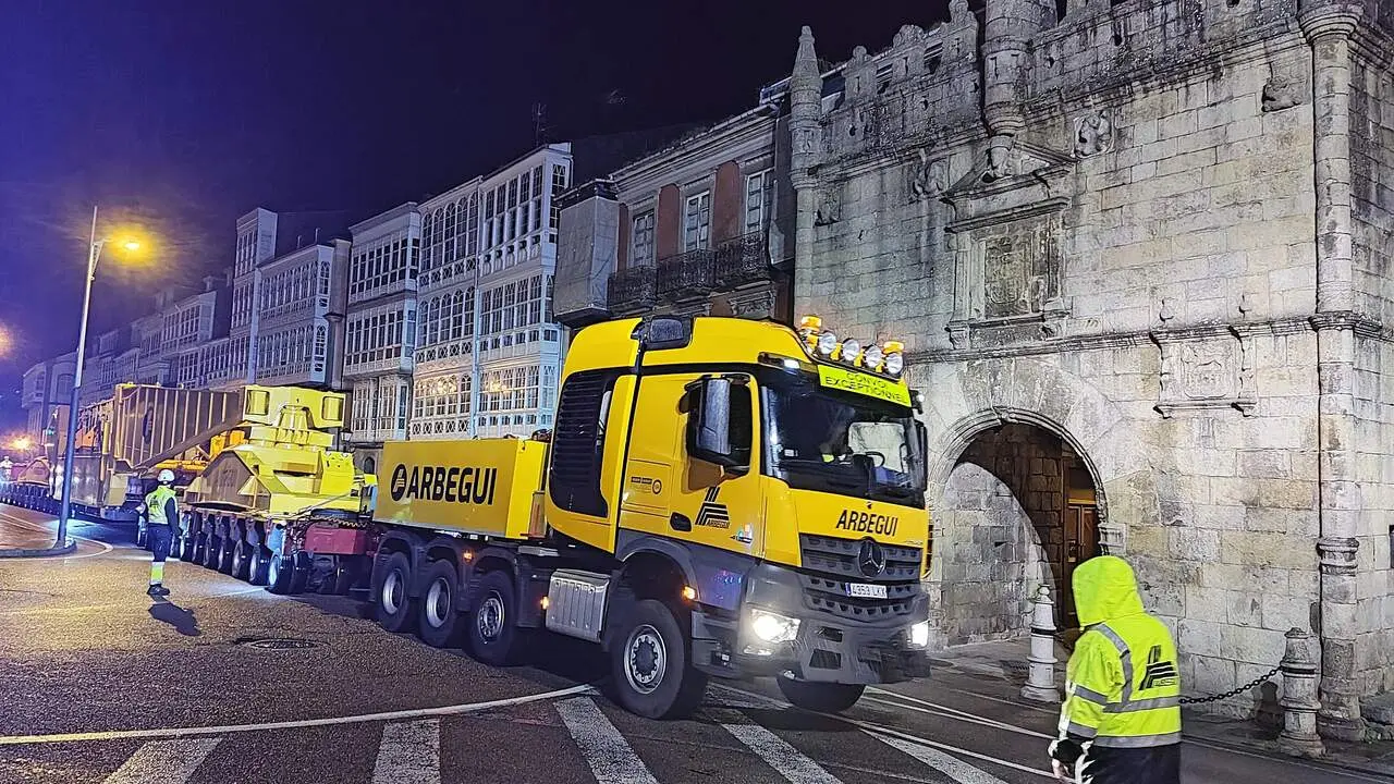 Paso del transporte especial con un transformador junto a la puerta de Carlos V en el centro de Viveiro. JM PALEO