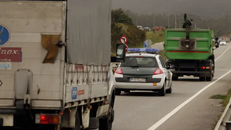 La Guardia Civil escolta un camion por la costa. ÁLVEZ