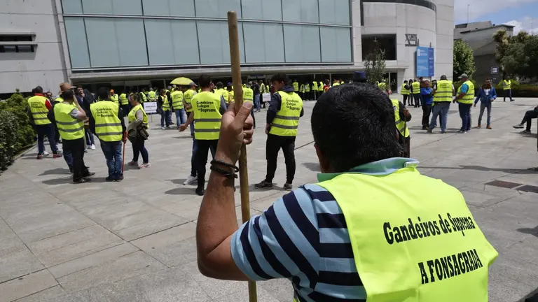 Protesta a las puertas de la delegación de la Xunta. XESÚS PONTE
