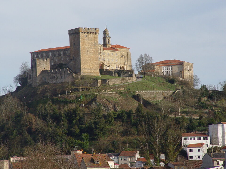 Torre y conjunto de San Vicente do Pino en Monforte. EP