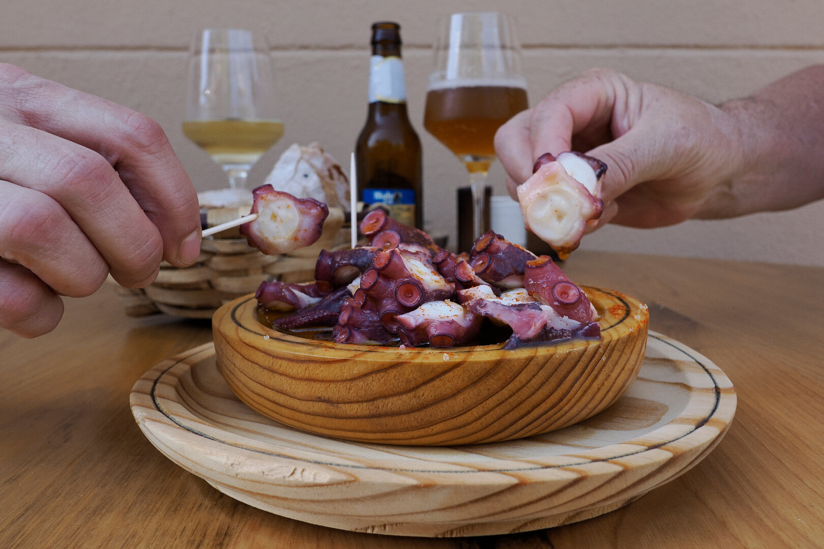 Foto de archivo de dos personas comiendo una ración de pulpo. ELISEO TRIGO