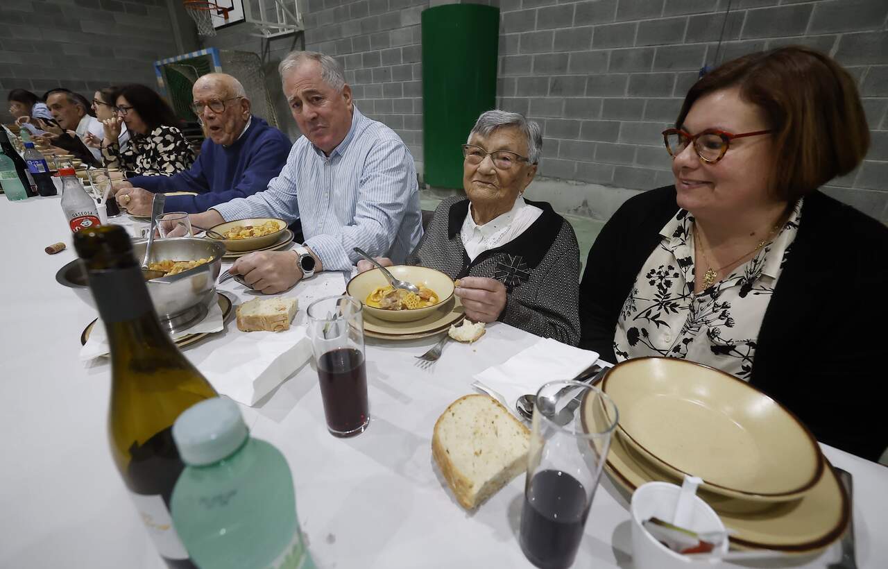 Comida de abuelos y nietos en O Vicedo en el pabellón del colegio en 2024. XXX Encuentro Intergeneracional de abuelos y nietos de O Vicedo. Encontro de avós e netos. Reunión; comensales; tercera edad; xuntanza; asistentes