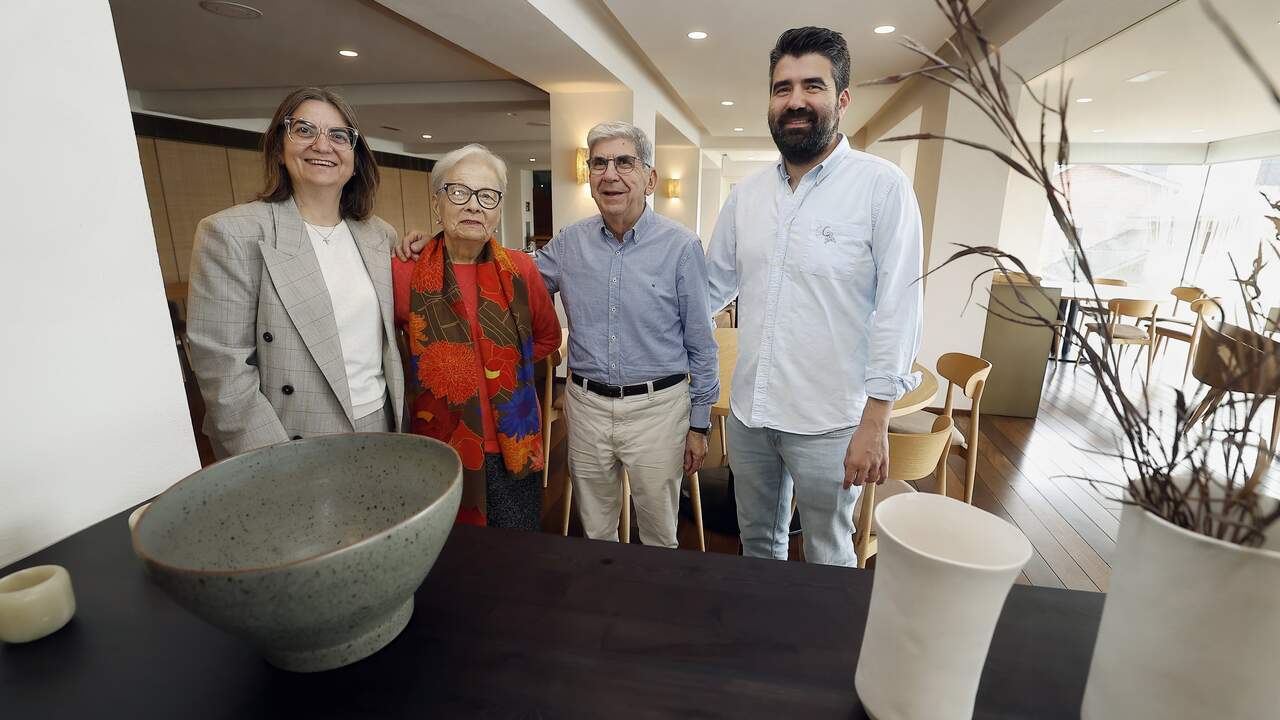 El Concello de Viveiro homenajea en el Foro Económico de 2025 al Grupo Nito. Familia que regenta el restaurante Nito y los hoteles Urban en Viveiro y Ego en Area, fotografiados en el salón comedor del restaurante Nito. (i-d) Eva, Rosario, Manuel Balseiro y Alejandro. Son padres e hijos.