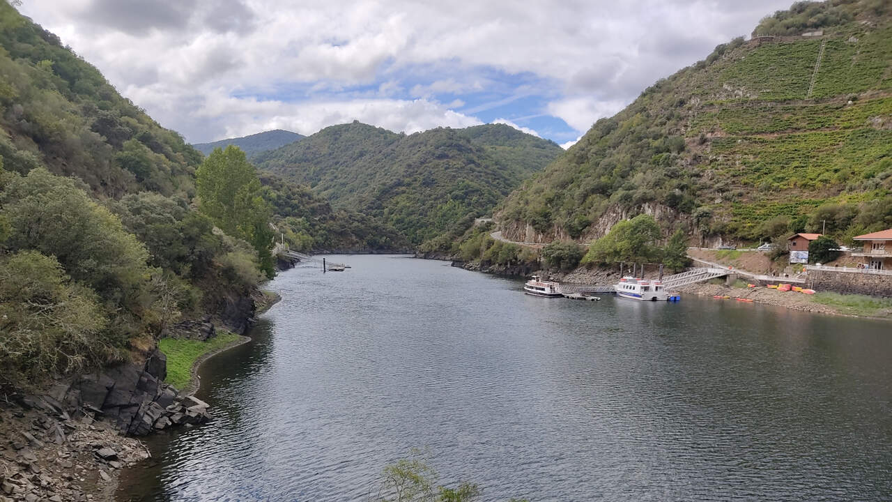 Dos barcos en el embarcadero de Ponte do Sil en Monforte. AEP